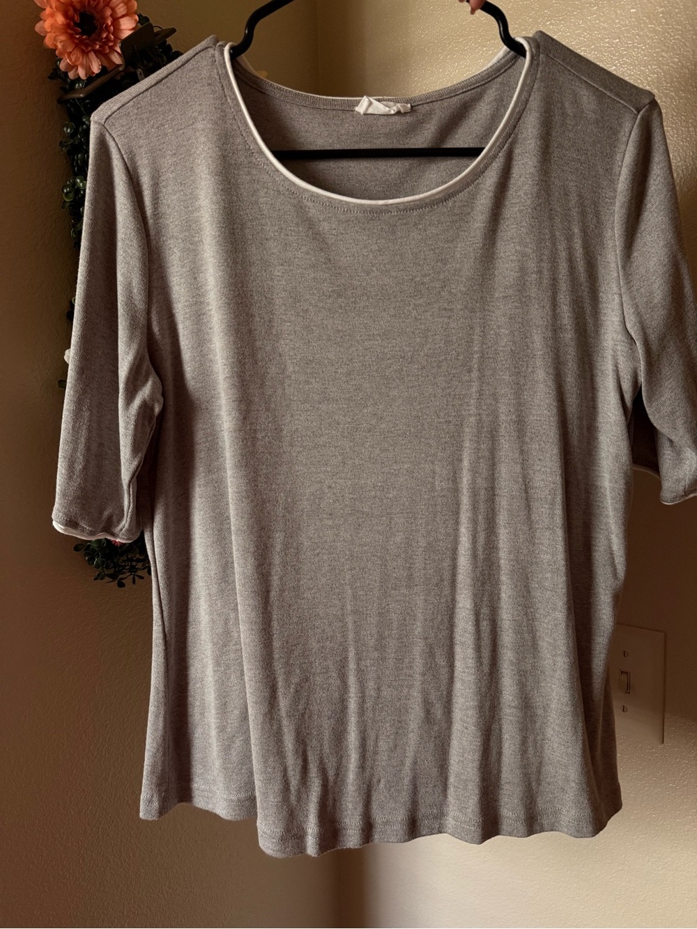 Milano Short Sleeve Scoop Neck Top - Gray w/ White Trim